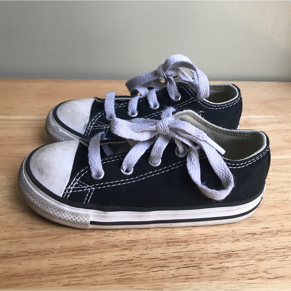 Converse Chuck Taylor Ox Low Sneaker Black
Size: US Toddler 8 EUR 24 CM 15